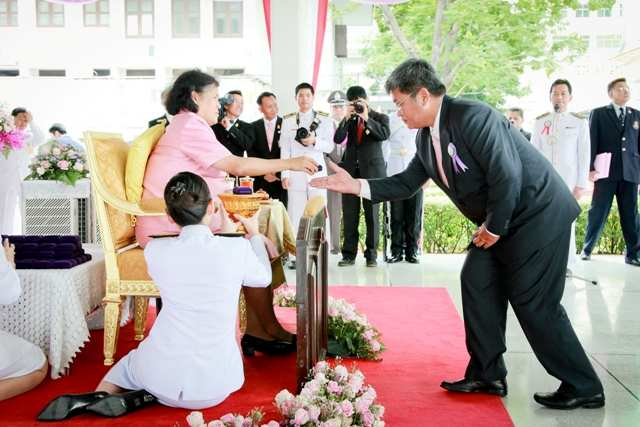 EXIM Thailand Receives King Ananda Mahidol Commemorative Pin