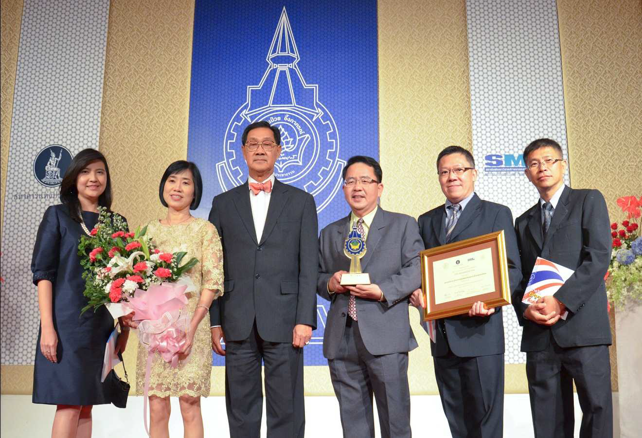 EXIM BANK ร่วมยินดีกับ บจก. ท็อปมัลติพริ้นทส์ ที่ได้รับรางวัลธรรมาภิบาล ด้านการปฏิบัติต่อสังคมและสิ่งแวดล้อมดีเด่น ปี 2557