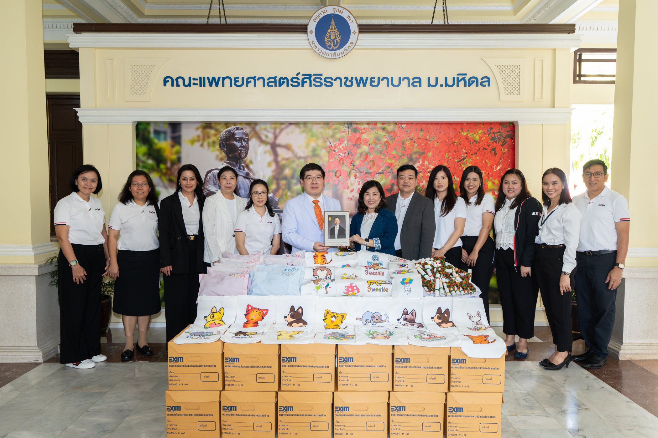 EXIM BANK ส่งมอบอุปกรณ์จำเป็นสำหรับผู้ป่วยผ่านโรงพยาบาลศิริราช  ภายใต้กิจกรรมจิตอาสา “ทำความดี ถวายพ่อหลวง”