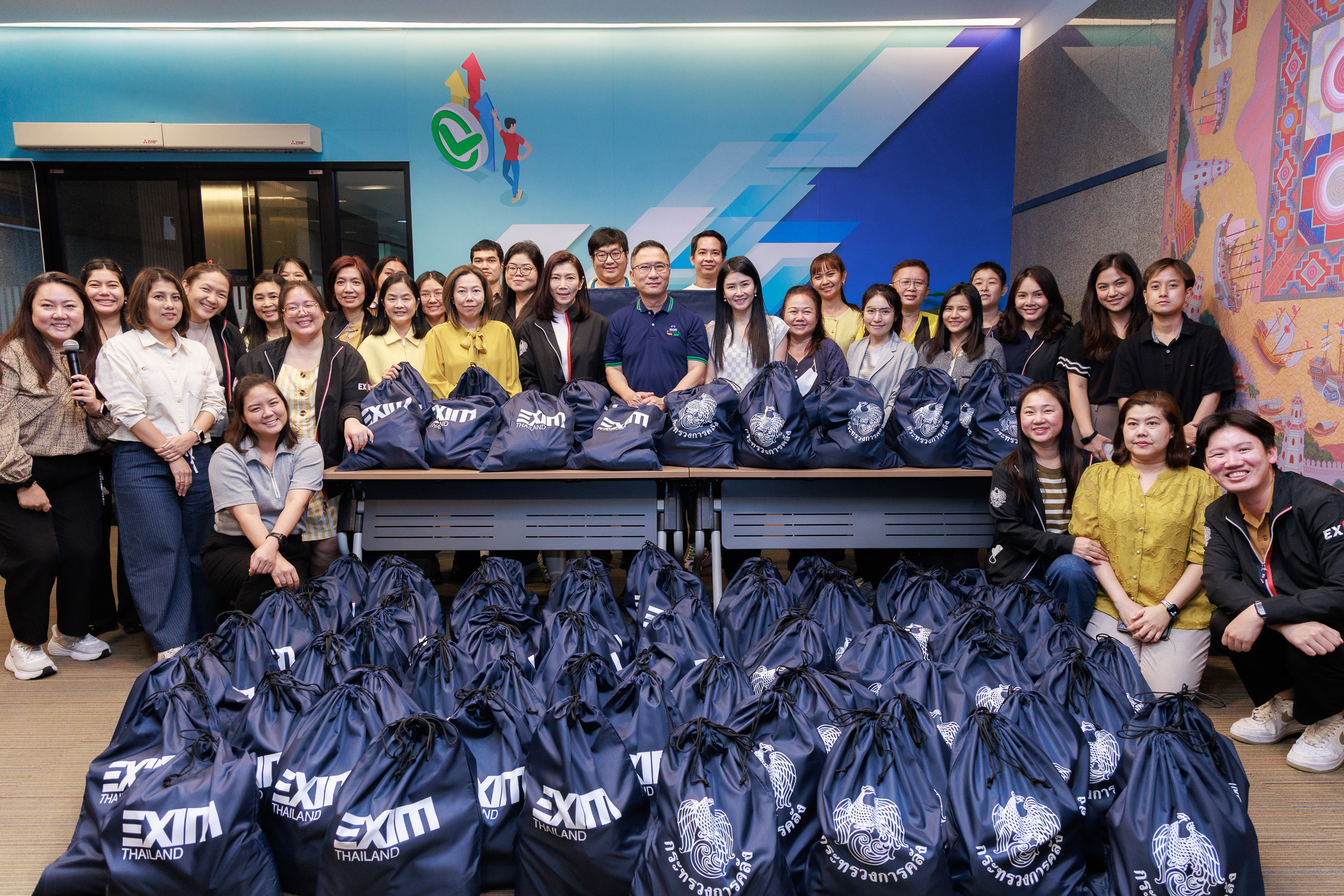 EXIM BANK ร่วมใจจัดทำถุงยังชีพช่วยเหลือผู้ประสบอุทกภัย จ.พระนครศรีอยุธยา