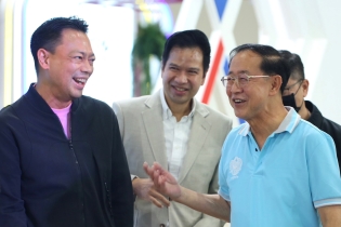 รัฐมนตรีว่าการกระทรวงการคลังเยี่ยมชมบูท EXIM BANK ในงานมหกรรมร่วมใจแก้หนี้ ครั้งที่ 1