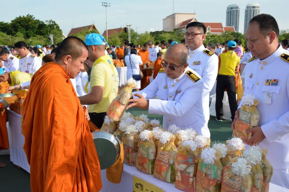 EXIM BANK ร่วมพิธีทำบุญตักบาตร เนื่องในโอกาสวันเฉลิมพระชนมพรรษาสมเด็จพระนางเจ้าฯ พระบรมราชินี