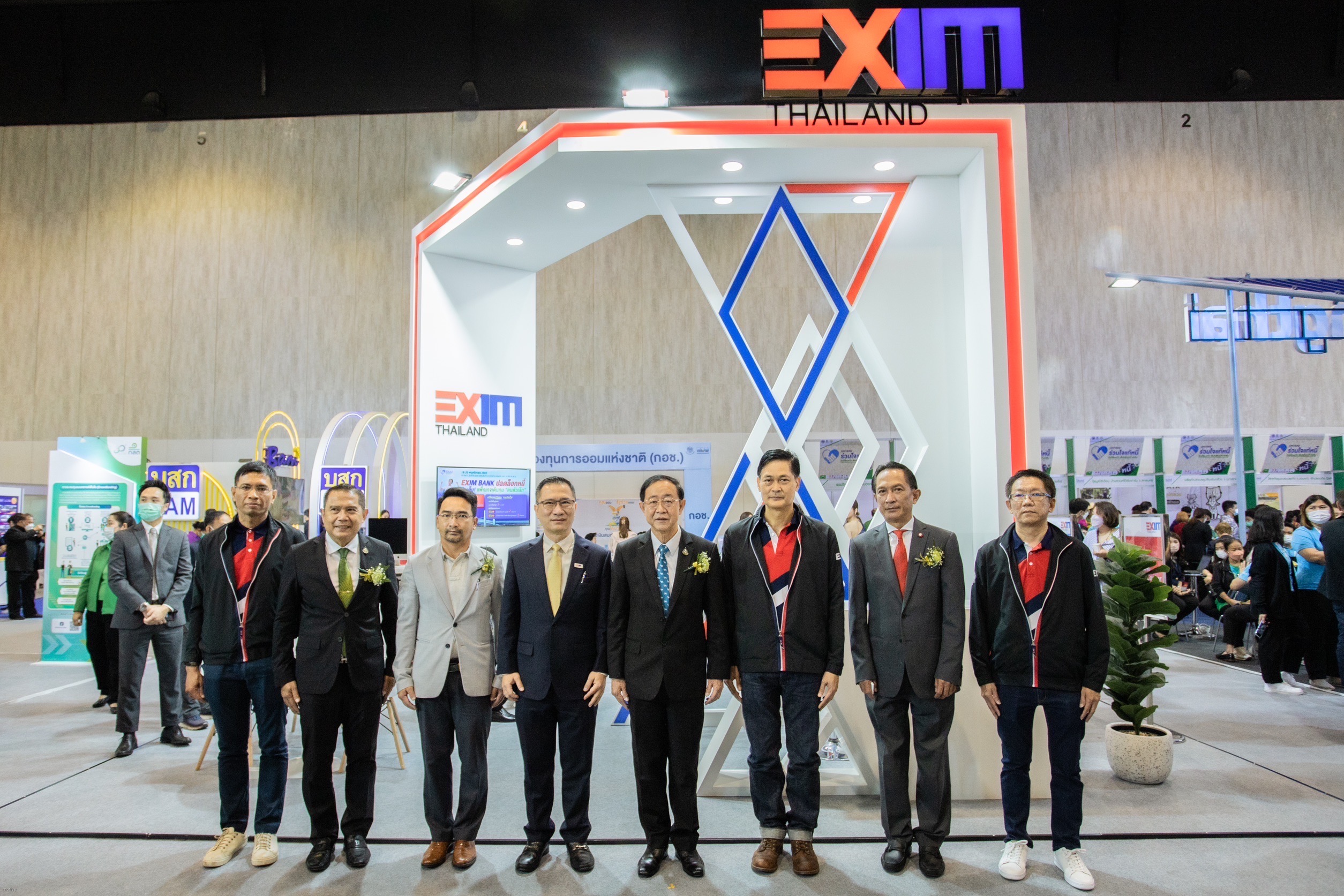 รัฐมนตรีว่าการกระทรวงการคลังเยี่ยมชมบูท EXIM BANK ในงานมหกรรมร่วมใจแก้หนี้สัญจร ครั้งที่ 2 จ.ขอนแก่น