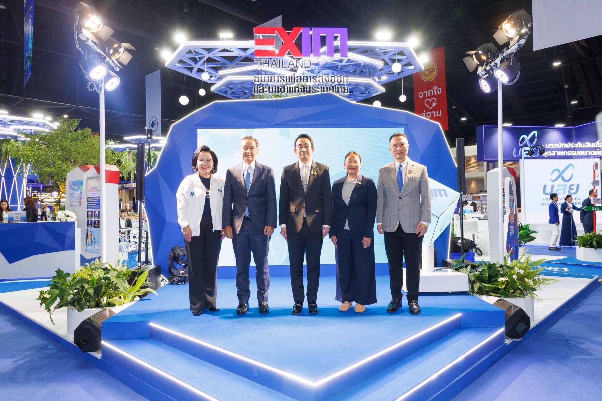 รัฐมนตรีช่วยว่าการกระทรวงการคลังเยี่ยมชมบูท EXIM BANK ในงานมหกรรมการเงินกรุงเทพฯ ครั้งที่ 25