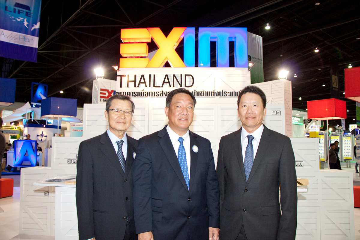 Mr. Kanit Sukonthaman (right), President of Export-Import Bank of Thailand (EXIM Thailand), welcomed Mr. Kittiratt Na-Ranong (center), Deputy Prime Minister and Minister of Finance, and Mr. Santi Viri