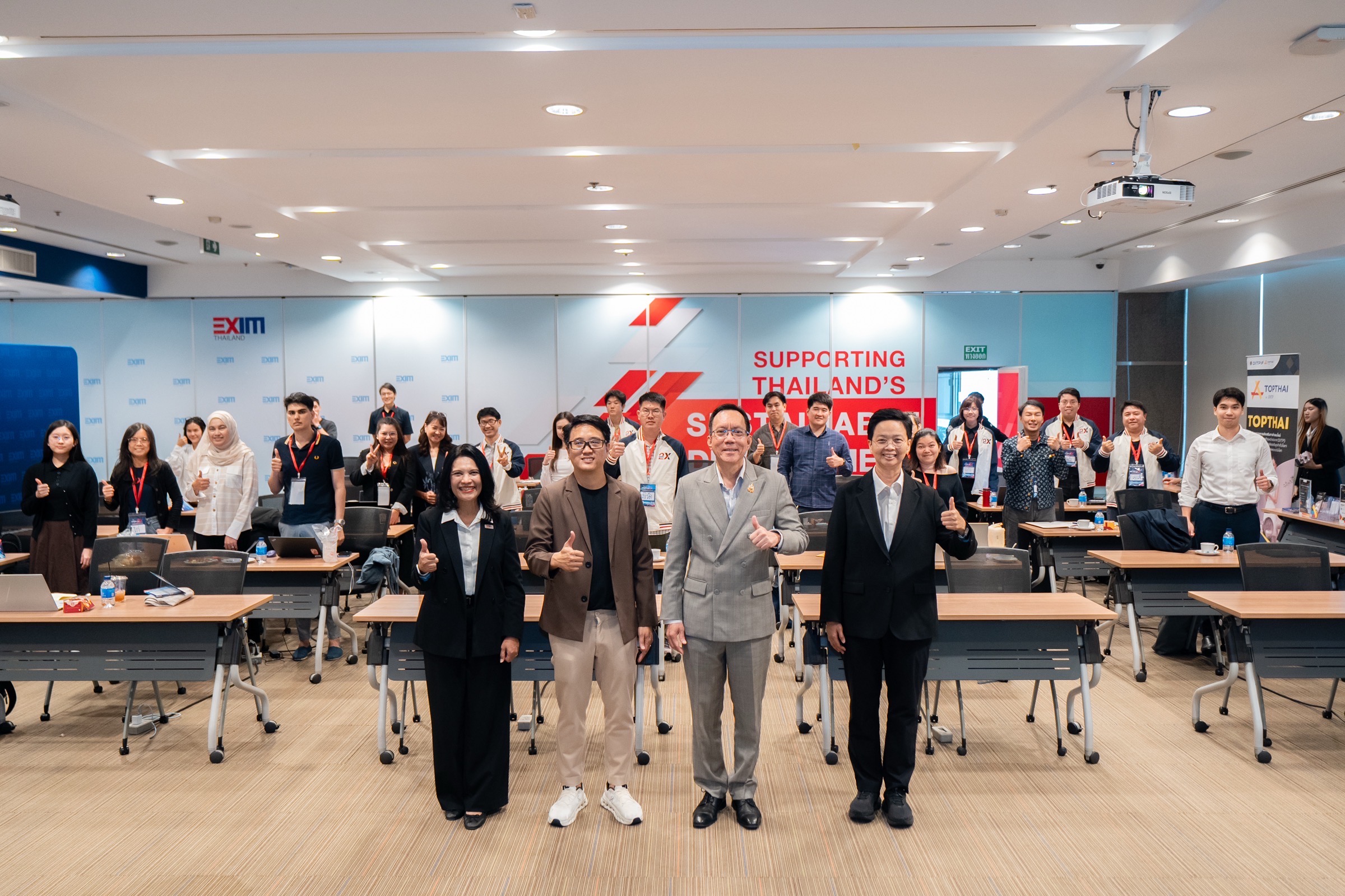 EXIM BANK ปั้นผู้ประกอบการหลักสูตร EXIM 2X รุ่นที่ 2 สู่ตลาดโลกด้วย AI   ดร.วโรทัย โกศลพิศิษฐ์กุล กรรมการ ธนาคารเพื่อการส่งออกและนำเข้าแห่งประเทศไทย (EXIM BANK) พร้อมด้วยนางสาวดรัสวันต์ ชูวงษ์ รองกรรม