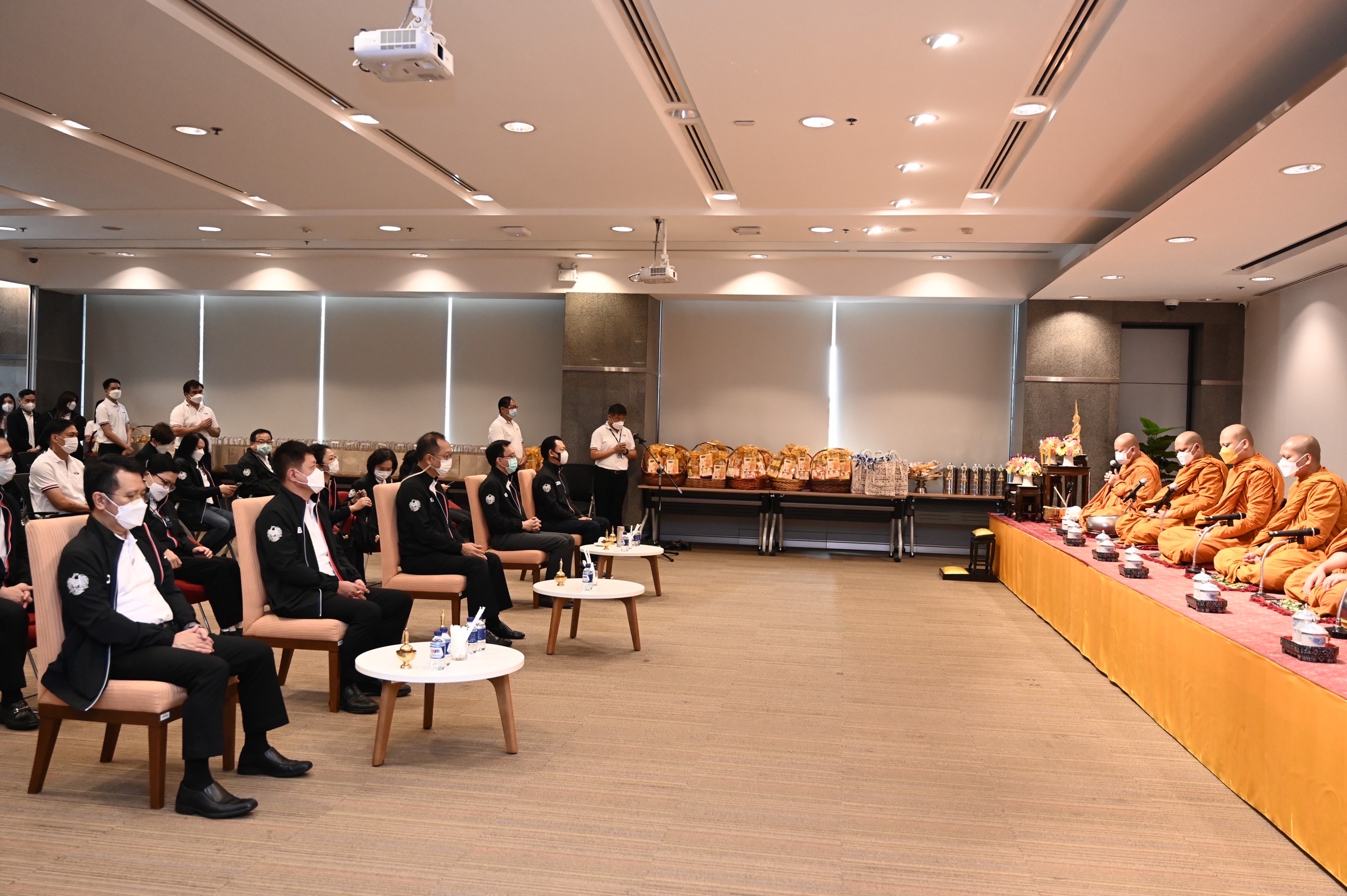 EXIM BANK จัดพิธีทำบุญตักบาตร โอกาสเปิดดำเนินการครบรอบ 28 ปี