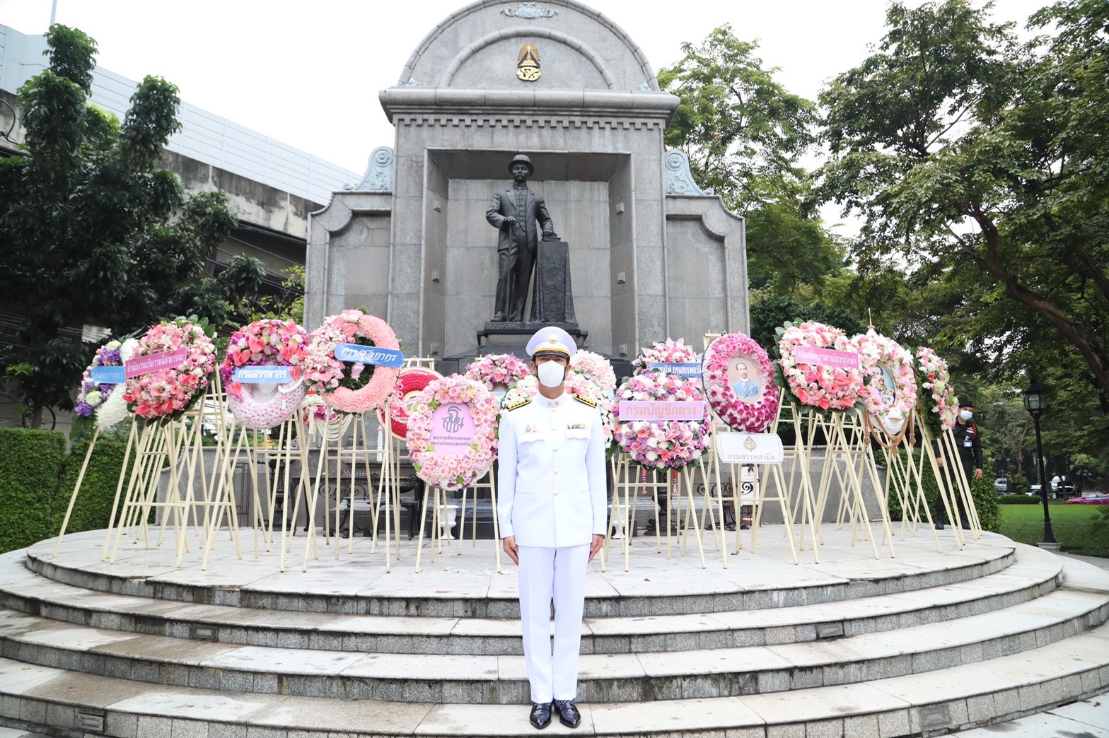 EXIM BANK ร่วมพิธีวางพวงมาลาถวายสักการะ พระบรมราชานุสาวรีย์พระบาทสมเด็จพระจุลจอมเกล้าเจ้าอยู่หัว เนื่องในวันปิยมหาราช