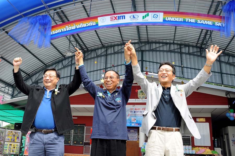EXIM Thailand-SMBC Co-sponsor "Under the Same Sky" CSR Program : Donate Roof, Scholarships and Milk Fund to Wat Mahawong Community, Phra Pradaeng