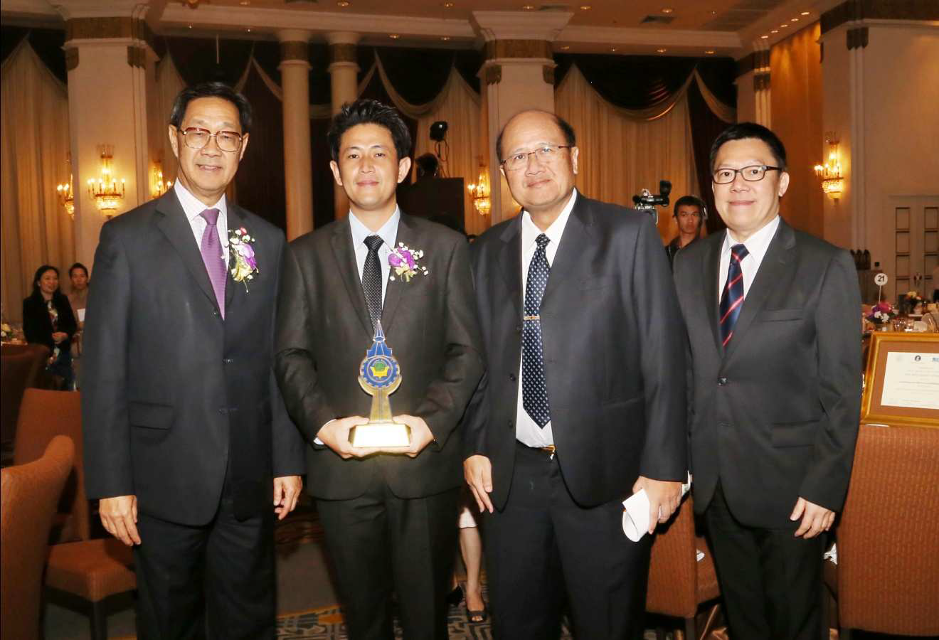 EXIM BANK ร่วมยินดี บจก. ซีพีเอ็ม เอ็นจิเนียริ่ง เซ็นเตอร์ รับรางวัลธรรมาภิบาล ด้านการปฏิบัติต่อพนักงานดีเด่น ปี 2558