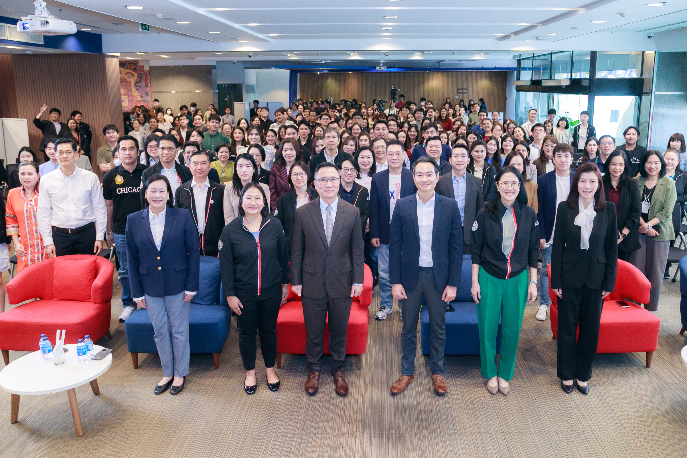 กรรมการผู้จัดการ EXIM BANK มอบนโยบายแก่พนักงาน