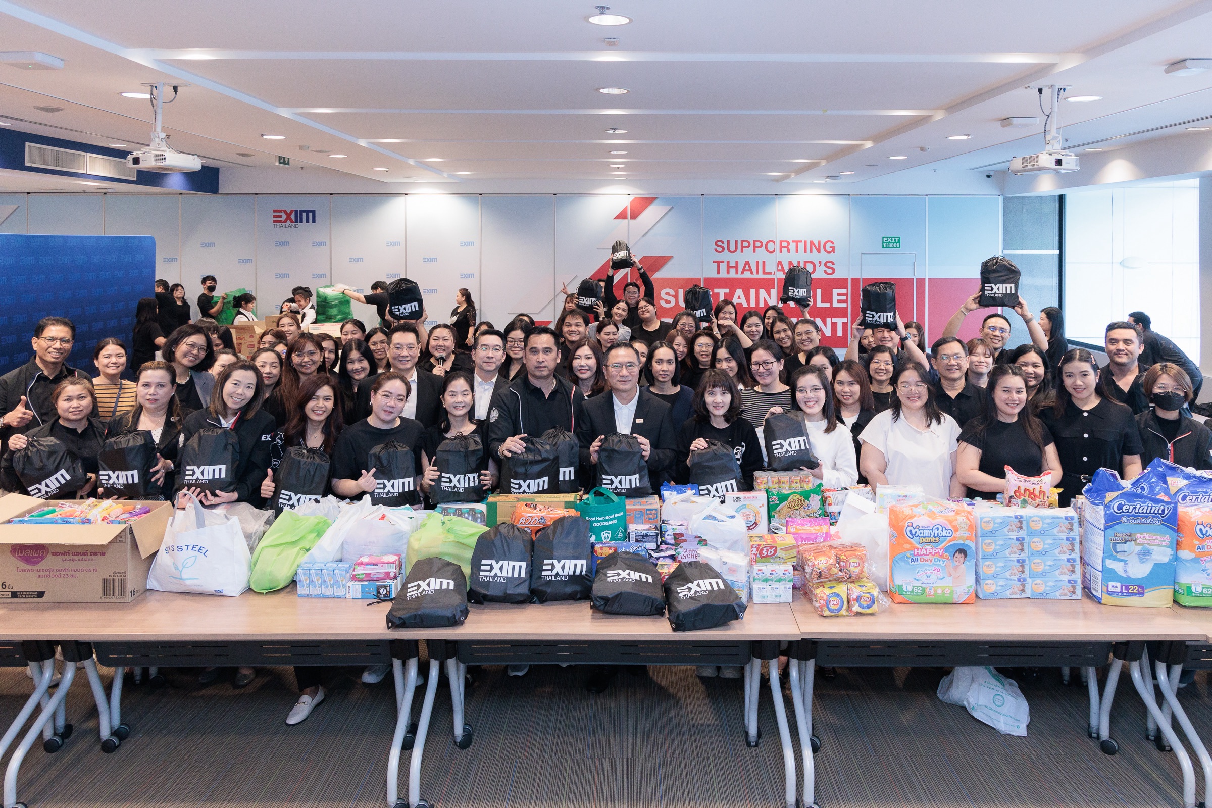 EXIM BANK ร่วมใจจัดถุงยังชีพและบริจาคสิ่งของ ช่วยเหลือผู้ประสบอุทกภัยภาคใต้