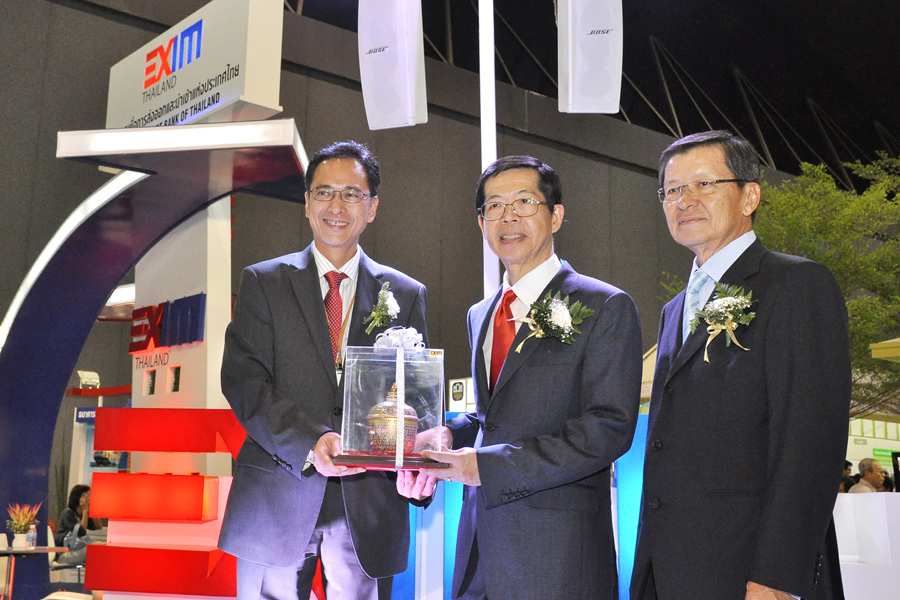 BOT Governor Visits EXIM Thailand’s Booth at Money Expo 2011