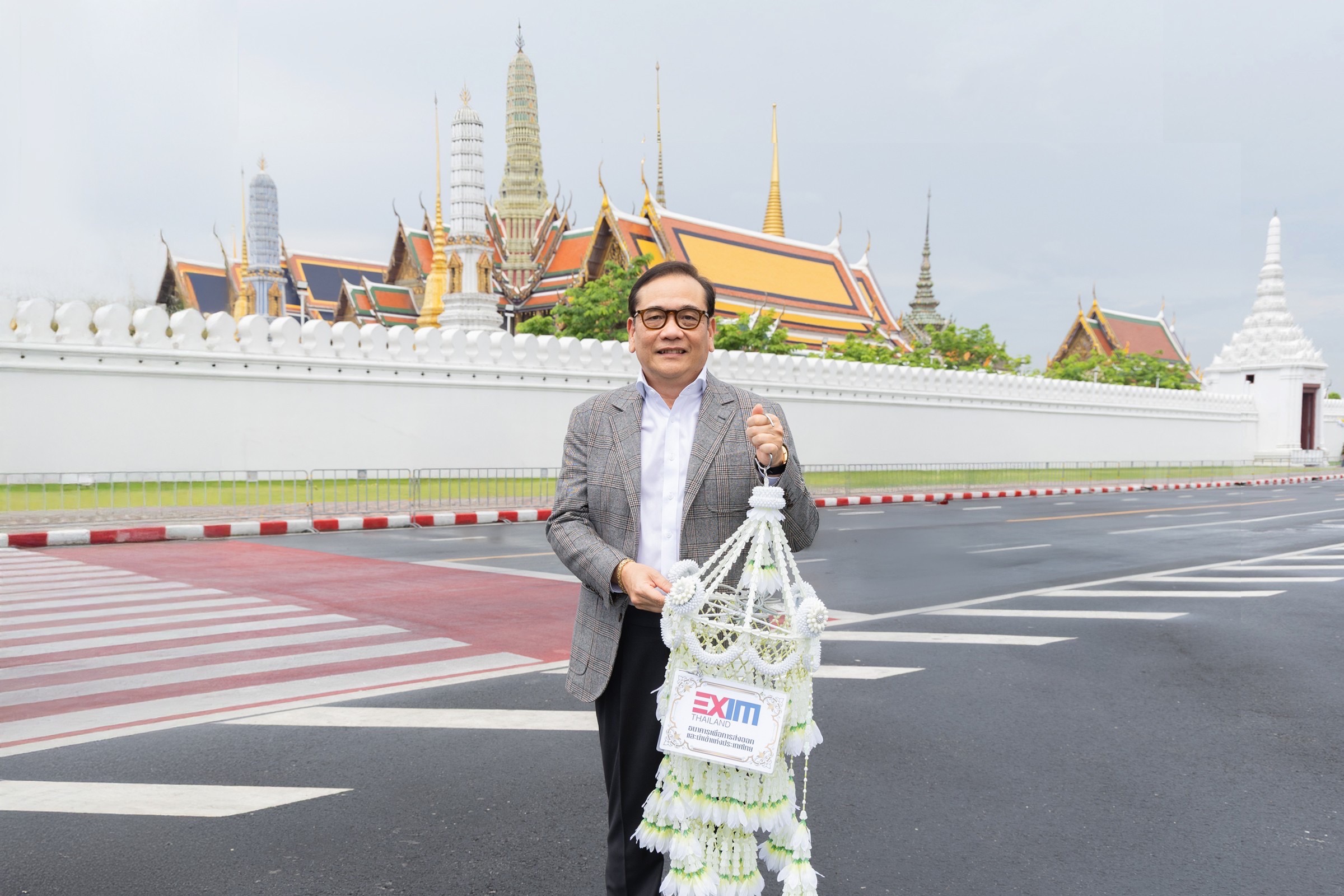 EXIM Thailand Presents Lantern with Emblem as Buddhist Offering in Royal Merit-making Ceremony for Visakha Bucha Day