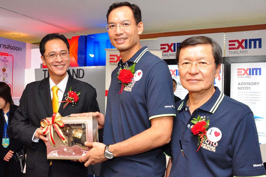 รมว.คลัง เยี่ยมชมบูธ EXIM BANK ในงานมหกรรมการเงินพัทยา ครั้งที่ 2
