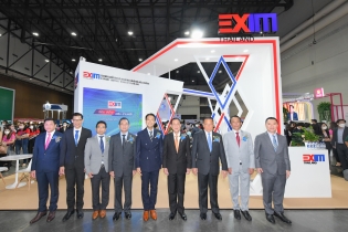 รัฐมนตรีว่าการกระทรวงการคลังเยี่ยมชมบูท EXIM BANK  ในมหกรรมร่วมใจแก้หนี้ มีหนี้ต้องแก้ไข เริ่มต้นใหม่อย่างยั่งยืน ครั้งที่ 1
