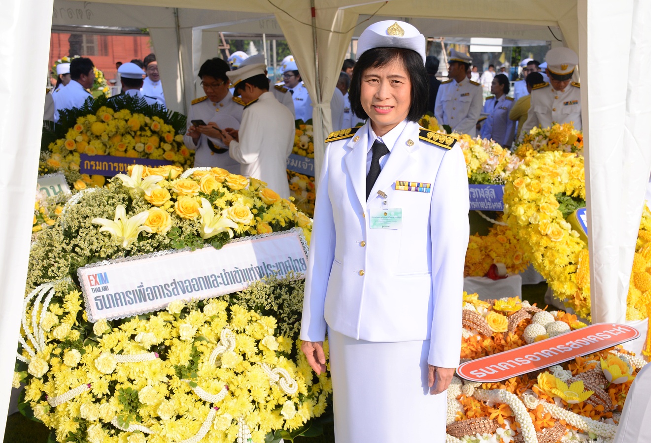 EXIM BANK ร่วมพิธีวางพวงมาลาและถวายบังคมน้อมรำลึก เนื่องในวันคล้ายวันสวรรคตพระบาทสมเด็จพระปรมินทรมหาภูมิพลอดุลยเดช บรมนาถบพิตร 13 ตุลาคม 2561