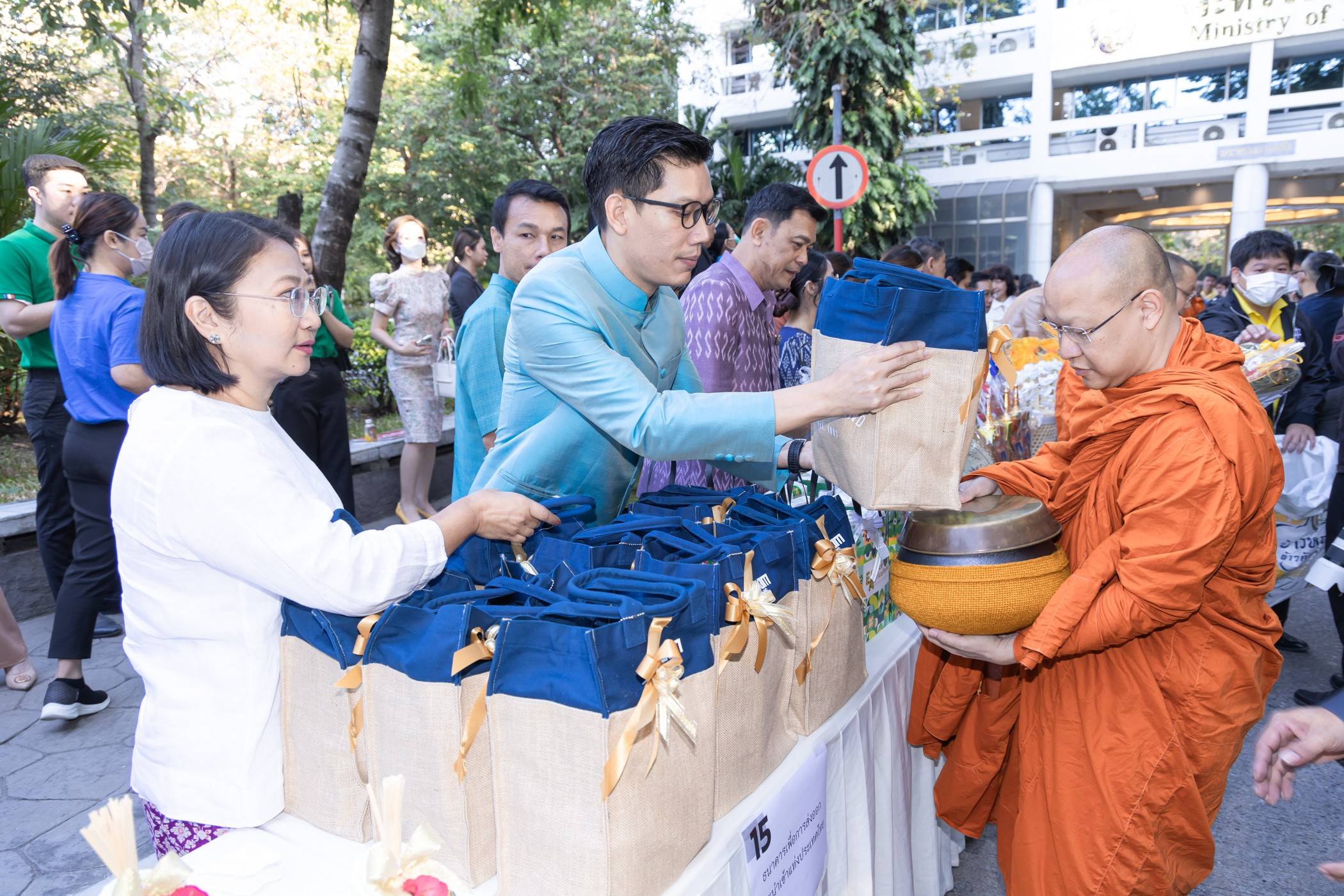 EXIM BANK ร่วมพิธีทำบุญตักบาตรปีใหม่ 2567 กระทรวงการคลัง