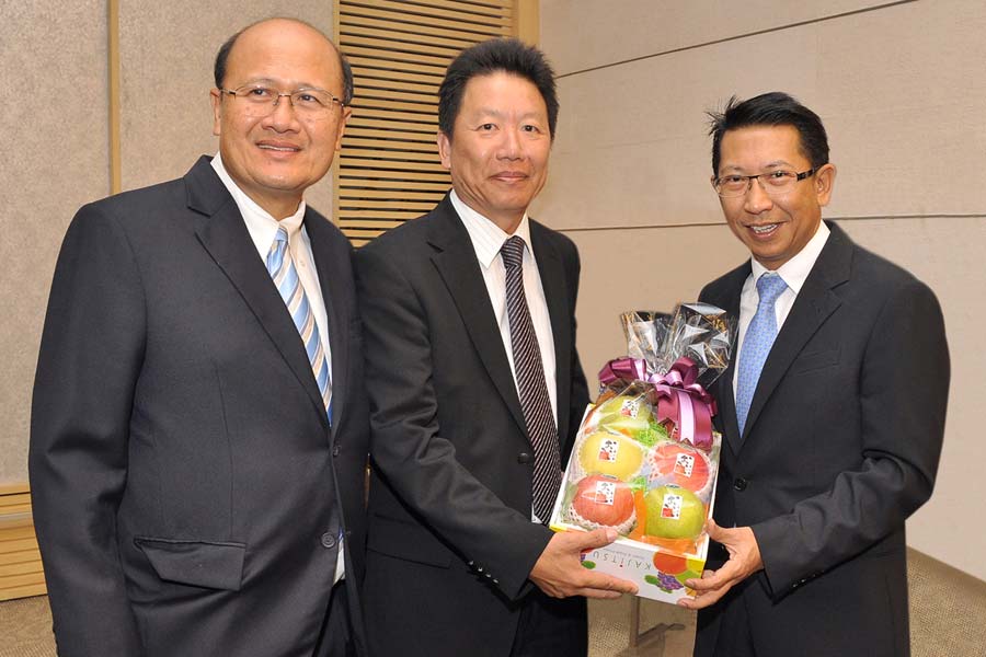 EXIM Thailand Visits Finance Ministry’s Permanent Secretary on New Year 2011