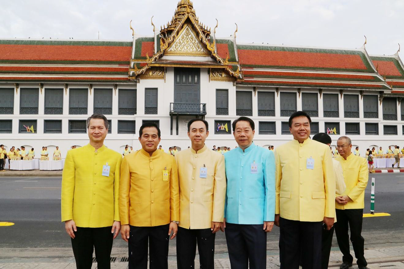 EXIM BANK ร่วมพิธีทำบุญตักบาตร เนื่องในโอกาสมหามงคลเสด็จเถลิงถวัลยราชสมบัติครบ 70 ปี 9 มิถุนายน 2559