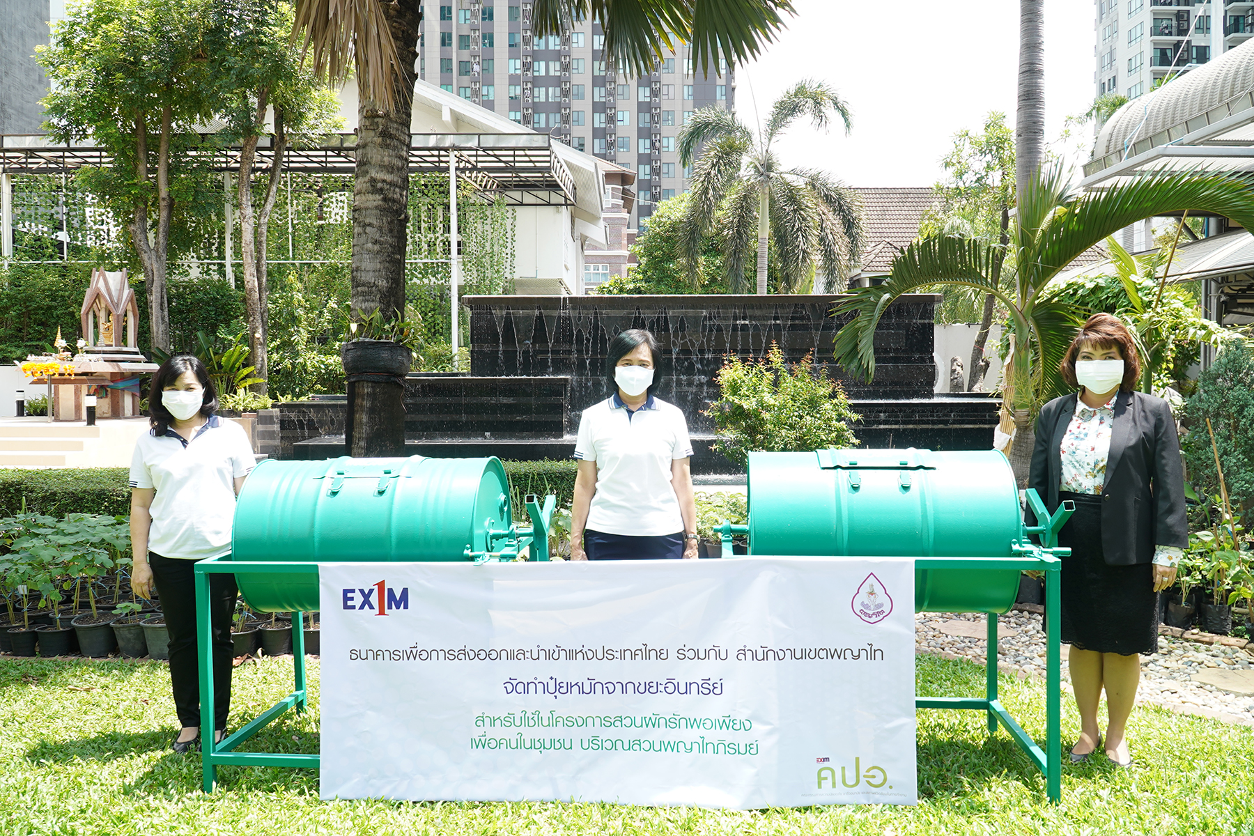 EXIM Thailand and Phayathai District Office Jointly Produce Compost from Organic Waste to Grow Non-toxic Vegetables under “Self-sufficient Vegetable Garden” Project