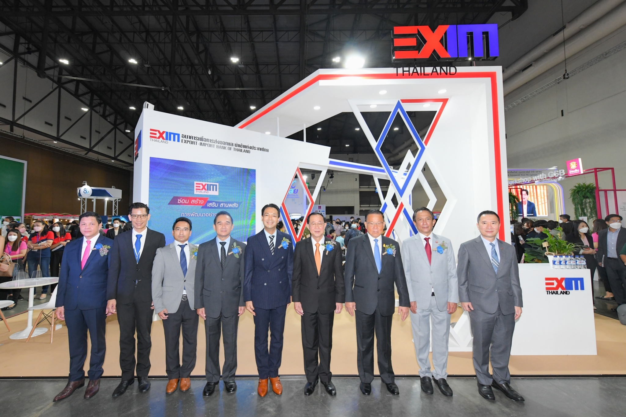รัฐมนตรีว่าการกระทรวงการคลังเยี่ยมชมบูท EXIM BANK  ในมหกรรมร่วมใจแก้หนี้ มีหนี้ต้องแก้ไข เริ่มต้นใหม่อย่างยั่งยืน ครั้งที่ 1