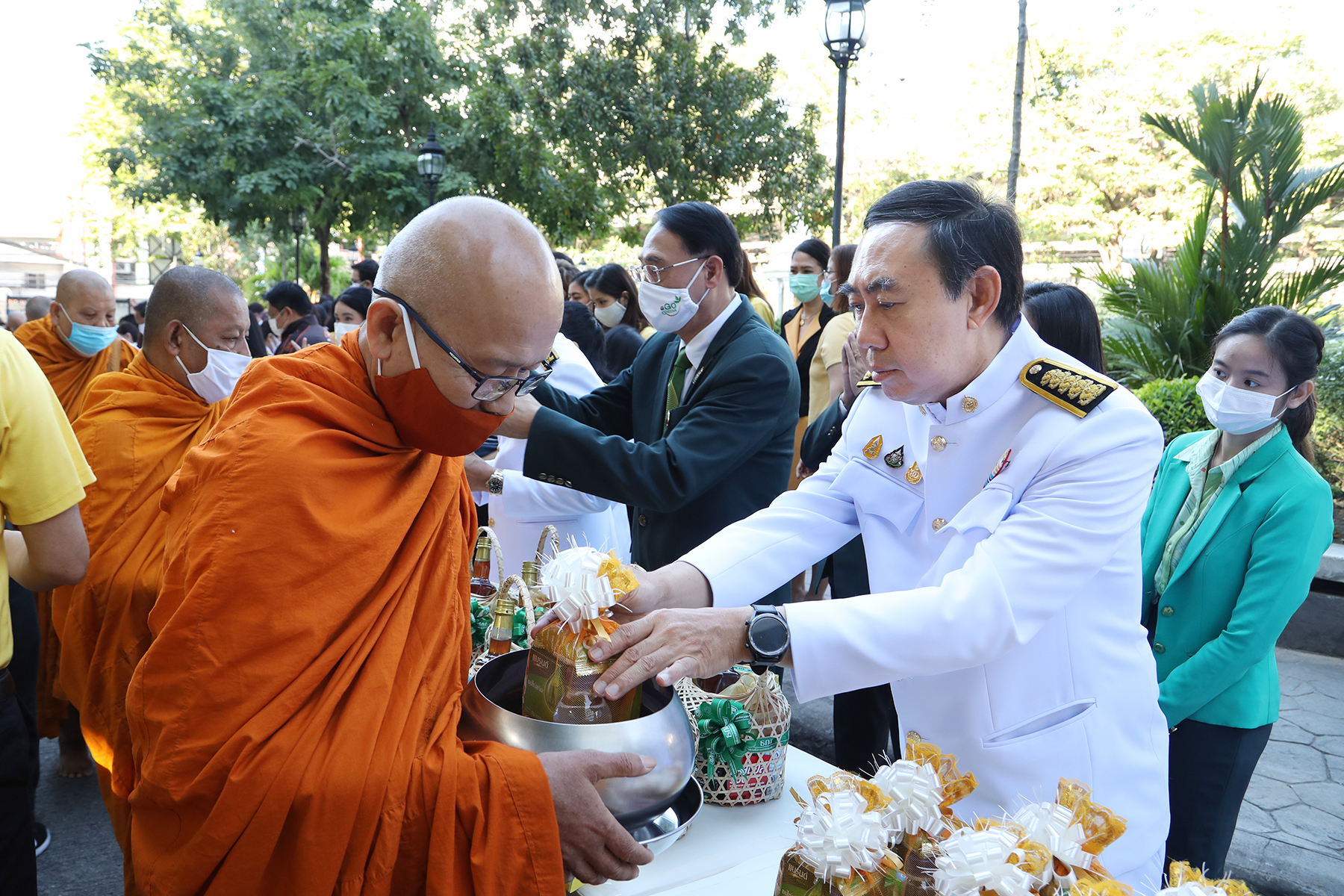 EXIM BANK ร่วมพิธีทำบุญตักบาตรเนื่องในวันคล้ายวันพระบรมราชสมภพ พระบาทสมเด็จพระบรมชนกาธิเบศร มหาภูมิพลอดุลยเดชมหาราช บรมนาถบพิตร