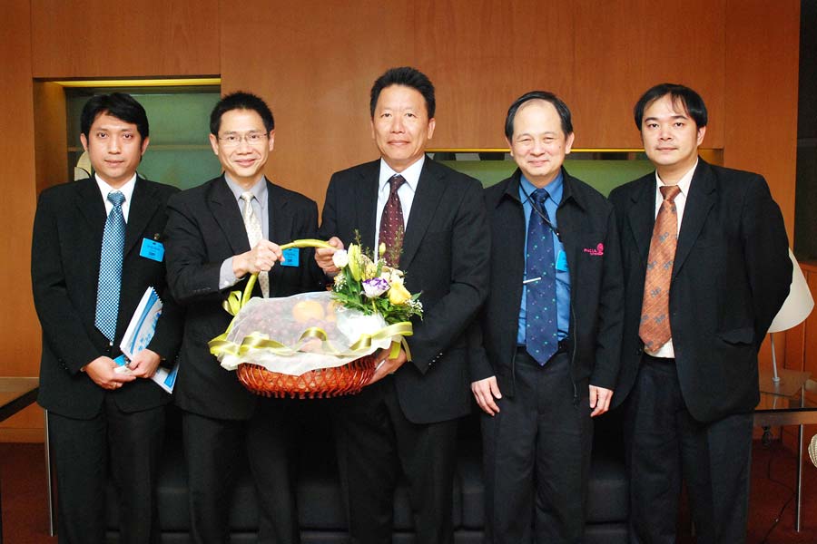 ทริสร่วมยินดีกับกรรมการผู้จัดการ EXIM BANK